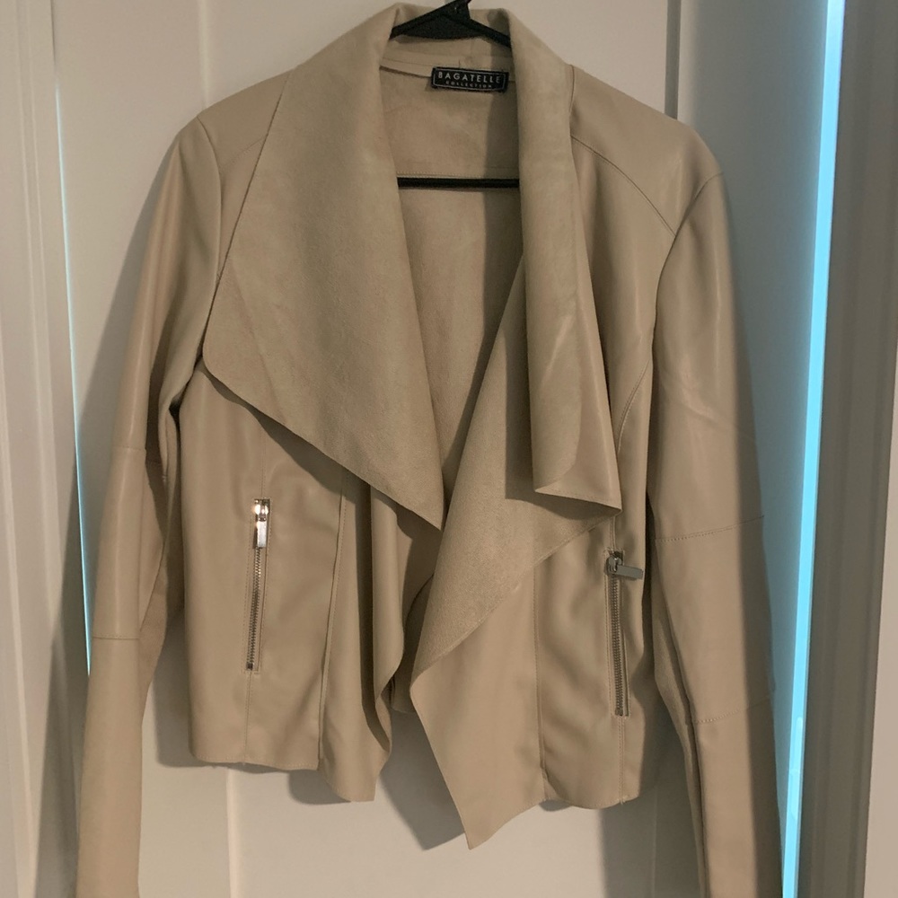Darling double breasted blazer, size MD! Beautiful cream color!